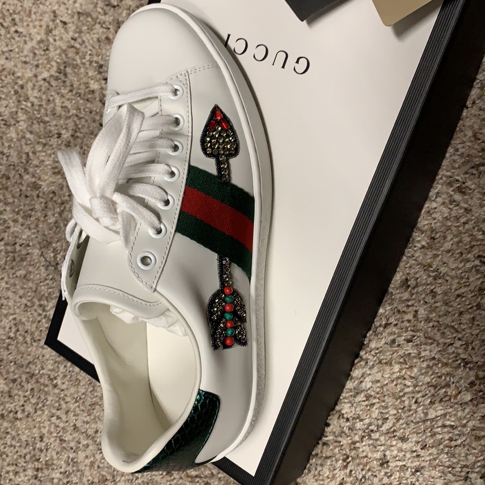 Gucci shoes barely worn like new - Picture 2 of 3